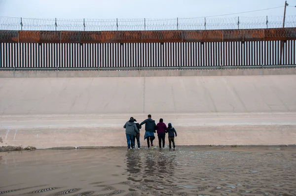 Orta Amerika 'dan 09-23-2021 numaralı aile, insani sığınma talebiyle Meksika ve ABD arasındaki sınırı geçiyor.