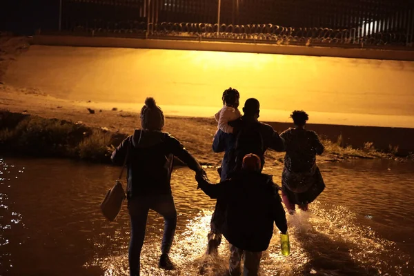 Orta Amerika 'dan 09-23-2021 numaralı aile, insani sığınma talebiyle Meksika ve ABD arasındaki sınırı geçiyor.