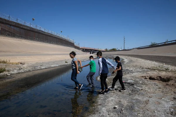 12-10-2021 Orta Amerikalı kadın oğluyla birlikte Meksika ve Amerika Birleşik Devletleri sınırını geçerek insani sığınma talebiyle sınır devriyesine teslim oldu..