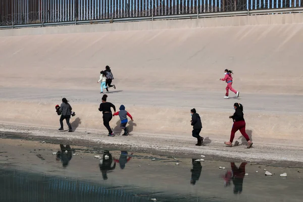 Orta Amerika 'dan 09-23-2021 numaralı aile, insani sığınma talebiyle Meksika ve ABD arasındaki sınırı geçiyor.