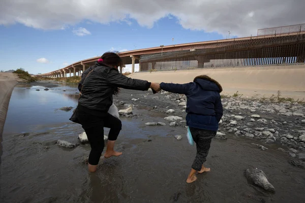 2021 Central American Woman Traveling Her Son Crosses Border Mexico — Stock Photo, Image