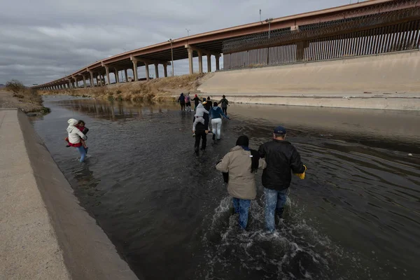 2021 Undocumented Immigrant Couple Crossing Border Mexico United States Try — Stock Photo, Image