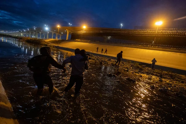 09-15-2021 Haitili ailesi Rio Grande 'yi geçerek ABD' ye ulaşıp insani sığınma talebinde bulundu.
