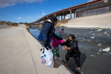 12-10-2021 Orta Amerikalı kadın oğluyla birlikte Meksika ve Amerika Birleşik Devletleri sınırını geçerek insani sığınma talebiyle sınır devriyesine teslim oldu..