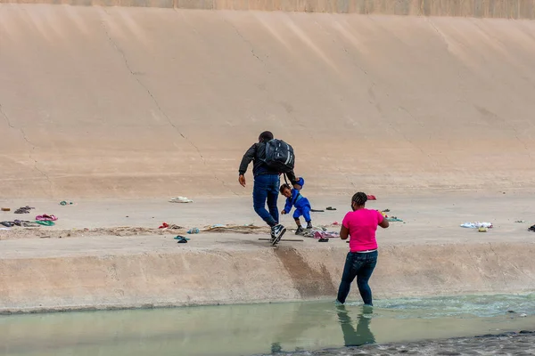 09-15-2021 Haitili ailesi Rio Grande 'yi geçerek ABD' ye ulaşıp insani sığınma talebinde bulundu.