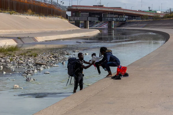 09-15-2021 Haitili ailesi Rio Grande 'yi geçerek ABD' ye ulaşıp insani sığınma talebinde bulundu.