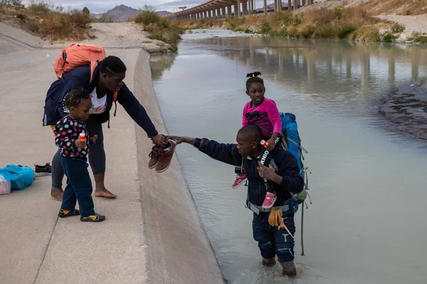 2021 Haitian Family Crosses Rio Grande Intention Reaching United States — Stock Photo, Image