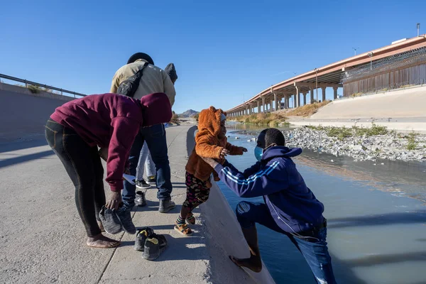 2021 Haitian Family Crosses Rio Grande Intention Reaching United States — Stock Photo, Image