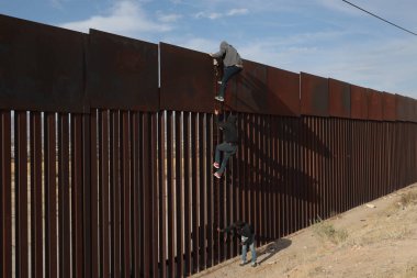 04-01-2022 Meksika 'yı ABD' den ayıran Ciudad Jurez ve El Paso Texas arasındaki sınırda üç adam duvardan atladı.