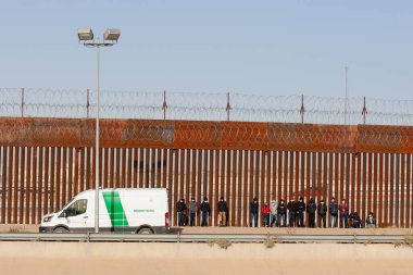 Amerika Birleşik Devletleri 'nde insani sığınma talebinde bulunmak için sınırı geçtikten sonra sınır devriyesi tarafından gözaltına alınan Orta Amerikalı göçmenler
