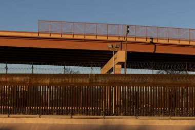 Ciudad Jurez ve El Paso Texas sınırında Meksika 'yı Birleşik Devletler' den ayıran duvar, bu duvar 2017 yılında Donald Trump Amerika Birleşik Devletleri başkanıyken inşa edildi.