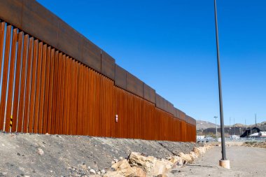 Ciudad Jurez ve El Paso Texas sınırında Meksika 'yı Birleşik Devletler' den ayıran duvar, bu duvar 2017 yılında Donald Trump Amerika Birleşik Devletleri başkanıyken inşa edildi.