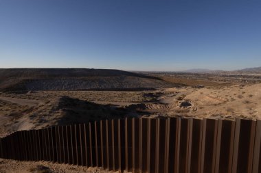 Ciudad Jurez ve El Paso Texas sınırında Meksika 'yı Birleşik Devletler' den ayıran duvar, bu duvar 2017 yılında Donald Trump Amerika Birleşik Devletleri başkanıyken inşa edildi.