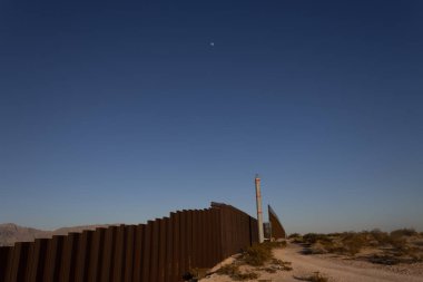 Ciudad Jurez ve El Paso Texas sınırında Meksika 'yı Birleşik Devletler' den ayıran duvar, bu duvar 2017 yılında Donald Trump Amerika Birleşik Devletleri başkanıyken inşa edildi.