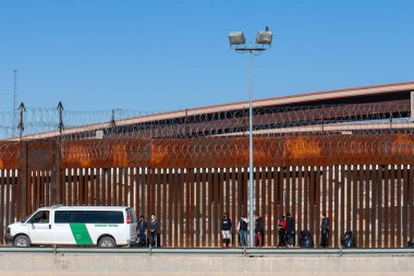 Amerika Birleşik Devletleri 'nde insani sığınma talebinde bulunmak için sınırı geçtikten sonra sınır devriyesi tarafından gözaltına alınan Orta Amerikalı göçmenler