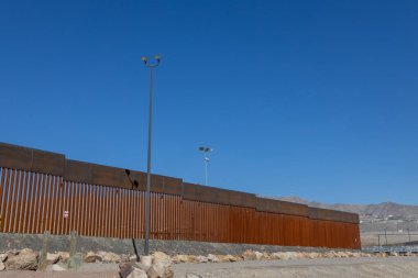 Ciudad Jurez ve El Paso Texas sınırında Meksika 'yı Birleşik Devletler' den ayıran duvar, bu duvar 2017 yılında Donald Trump Amerika Birleşik Devletleri başkanıyken inşa edildi.