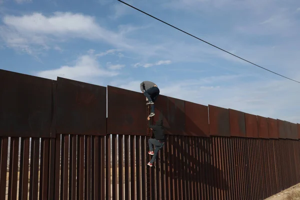 2022 Three Men Jump Wall Divides Mexico United States Border — Stock Photo, Image
