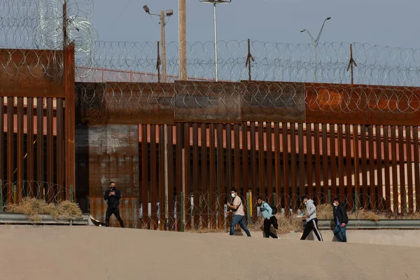 Bir grup göçmen, Birleşik Devletler 'deki insani sığınma talebiyle sınır devriyesine teslim olmak amacıyla nehri geçti.