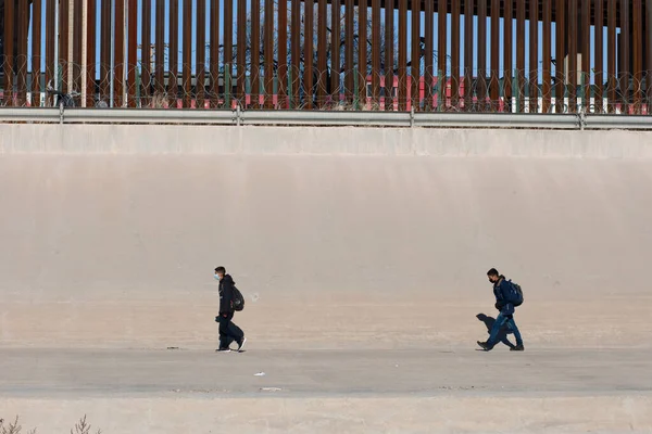 Orta Amerika 'dan iki genç göçmen sığınma başvurusunda bulunmak amacıyla Amerika Birleşik Devletleri' ne ulaşmak için Ciudad Jurez 'de Rio Grande' den geçtiler..