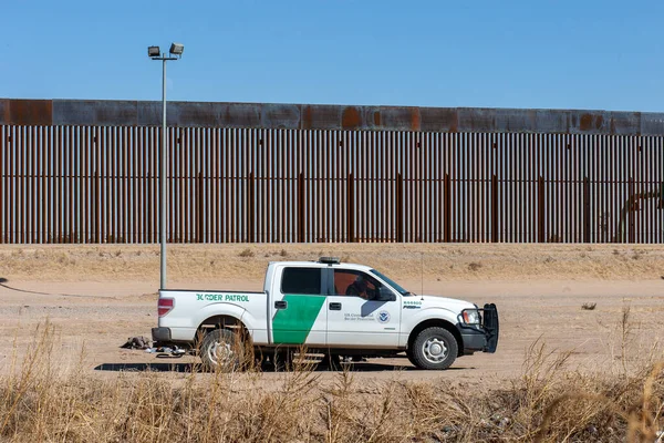 Amerika Birleşik Devletleri 'nde insani sığınma talebinde bulunmak için sınırı geçtikten sonra sınır devriyesi tarafından gözaltına alınan Orta Amerikalı göçmenler