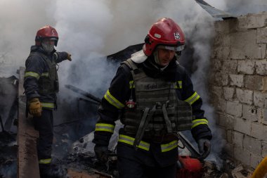 04-19-2022 itfaiyecileri, Harkiv şehrinin dışındaki Rus bombardıman uçaklarının saldırdığı bir depoda çalışıyor..