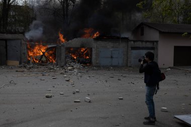 04-19-2022 Uluslararası televizyon ağı kameramanı bir Rus mermisi tarafından yok edilen yanan bir depoyu kaydetti.