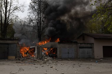 04-17-2022 Rus ordusunun Kharkiv 'in merkezinde düzenlediği bir saldırı sırasında çok sayıda bina bombalarla yıkıldı.