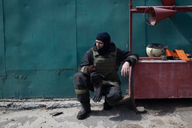 04-19-2022 itfaiyecileri, Harkiv şehrinin dışındaki Rus bombardıman uçaklarının saldırdığı bir depoda çalışıyor..