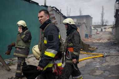 04-19-2022 itfaiyecileri, Harkiv şehrinin dışındaki Rus bombardıman uçaklarının saldırdığı bir depoda çalışıyor..