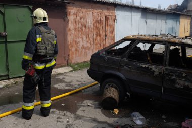 04-19-2022 itfaiyecileri, Harkiv şehrinin dışındaki Rus bombardıman uçaklarının saldırdığı bir depoda çalışıyor..