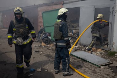 04-19-2022 itfaiyecileri, Harkiv şehrinin dışındaki Rus bombardıman uçaklarının saldırdığı bir depoda çalışıyor..