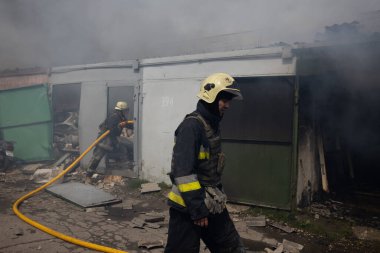 04-19-2022 itfaiyecileri, Harkiv şehrinin dışındaki Rus bombardıman uçaklarının saldırdığı bir depoda çalışıyor..