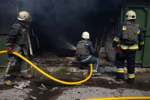 2022 Bomberos Trabajan Almacén Que Fue Atacado Por Proyectiles Rusos —  Fotos de Stock