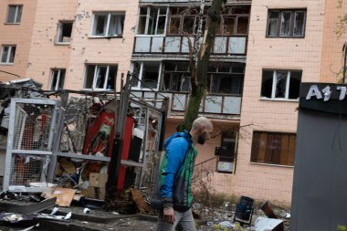 04-17-2022 Rus ordusunun Kharkiv 'in merkezinde düzenlediği bir saldırı sırasında çok sayıda bina bombalarla yıkıldı.