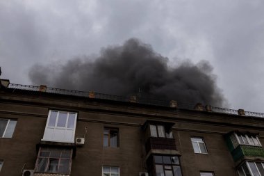 04-17-2022 Rus ordusunun Kharkiv 'in merkezinde düzenlediği bir saldırı sırasında çok sayıda bina bombalarla yıkıldı.
