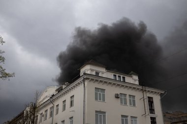 04-17-2022 Rus ordusunun Kharkiv 'in merkezinde düzenlediği bir saldırı sırasında çok sayıda bina bombalarla yıkıldı.