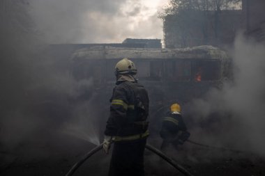 04-13-2022 itfaiyeciler ve kurtarma ekipleri Kharkiv şehrindeki bir Rus füzesi tarafından imha edilen bir binada çalışıyor.