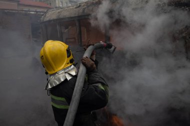 04-13-2022 itfaiyeciler ve kurtarma ekipleri Kharkiv şehrindeki bir Rus füzesi tarafından imha edilen bir binada çalışıyor.