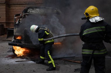 04-13-2022 itfaiyeciler ve kurtarma ekipleri Kharkiv şehrindeki bir Rus füzesi tarafından imha edilen bir binada çalışıyor.