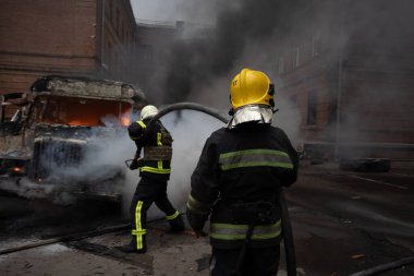 04-13-2022 itfaiyeciler ve kurtarma ekipleri Kharkiv şehrindeki bir Rus füzesi tarafından imha edilen bir binada çalışıyor.