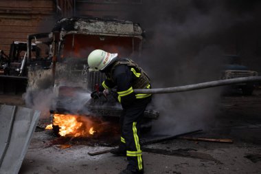 04-13-2022 itfaiyeciler ve kurtarma ekipleri Kharkiv şehrindeki bir Rus füzesi tarafından imha edilen bir binada çalışıyor.