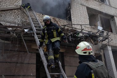 04-13-2022 itfaiyeciler ve kurtarma ekipleri Kharkiv şehrindeki bir Rus füzesi tarafından imha edilen bir binada çalışıyor.