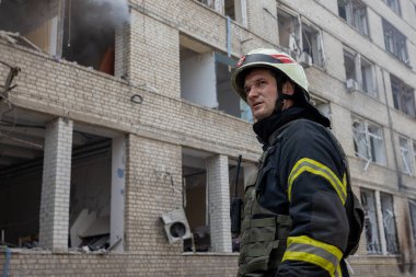 04-13-2022 itfaiyeciler ve kurtarma ekipleri Kharkiv şehrindeki bir Rus füzesi tarafından imha edilen bir binada çalışıyor.