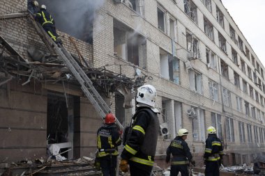 04-13-2022 itfaiyeciler ve kurtarma ekipleri Kharkiv şehrindeki bir Rus füzesi tarafından imha edilen bir binada çalışıyor.