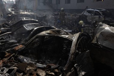 04-13-2022 itfaiyeciler ve kurtarma ekipleri Kharkiv şehrindeki bir Rus füzesi tarafından imha edilen bir binada çalışıyor.