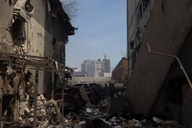 04-17-2022 Rus ordusunun Kharkiv 'in merkezinde düzenlediği bir saldırı sırasında çok sayıda bina bombalarla yıkıldı.