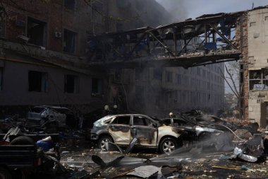04-13-2022 itfaiyeciler ve kurtarma ekipleri Kharkiv şehrindeki bir Rus füzesi tarafından imha edilen bir binada çalışıyor.