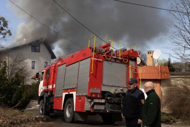 04-13-2022 itfaiyeciler ve kurtarma ekipleri Kharkiv şehrindeki bir Rus füzesi tarafından imha edilen bir binada çalışıyor.