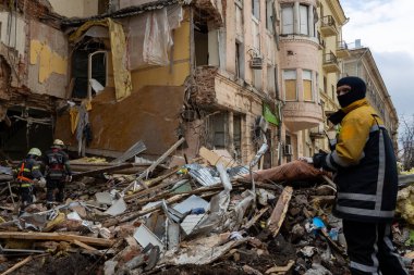 04-13-2022 itfaiyeciler ve kurtarma ekipleri Kharkiv şehrindeki bir Rus füzesi tarafından imha edilen bir binada çalışıyor.