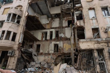 04-13-2022 itfaiyeciler ve kurtarma ekipleri Kharkiv şehrindeki bir Rus füzesi tarafından imha edilen bir binada çalışıyor.